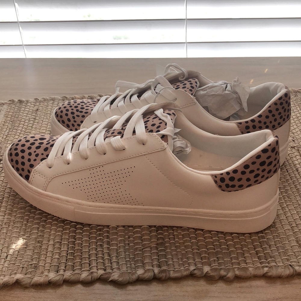 Universal thread sneakers